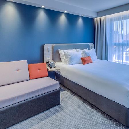 Holiday Inn Express - Fleet By Ihg Екстериор снимка