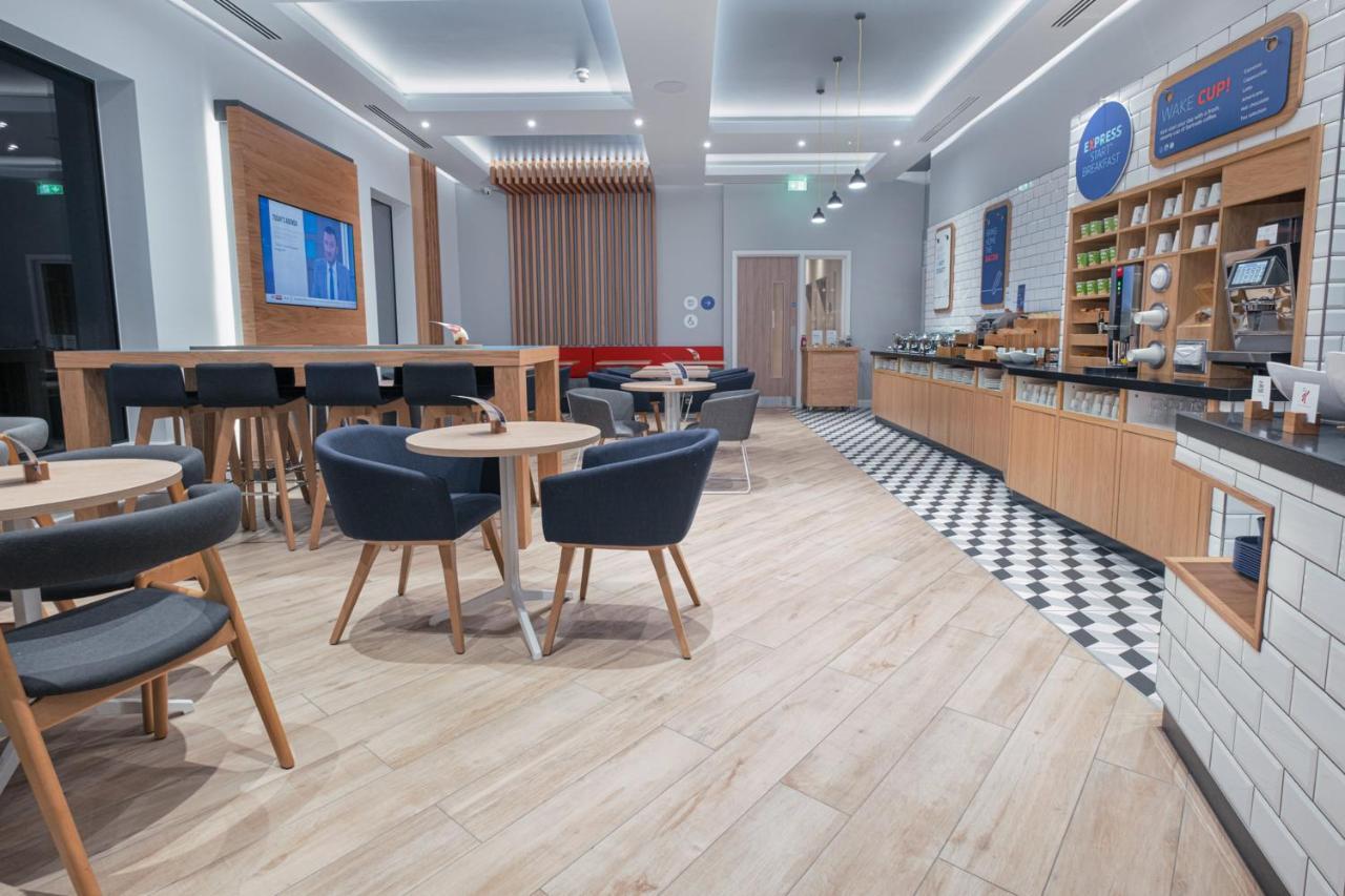 Holiday Inn Express - Fleet By Ihg Екстериор снимка